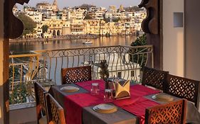 Dera Pichola- A Lake Facing Boutique Hotel
